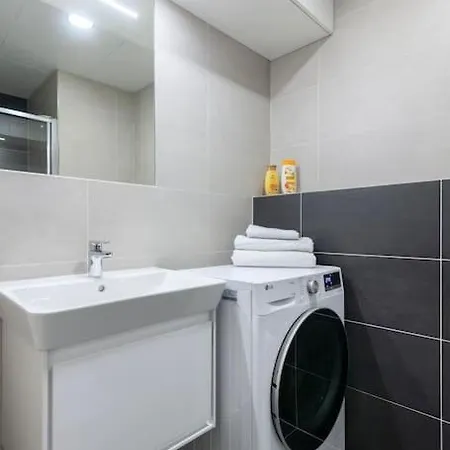 Appartement Tiny Flat, 1gb Wifi, Smart Tv, Air Condition Praag