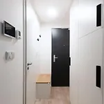 Tiny Flat, 1gb Wifi, Smart Tv, Air Condition * 布拉格