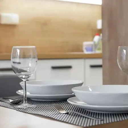 Tiny Flat, 1gb Wifi, Smart Tv, Air Condition Apartment *