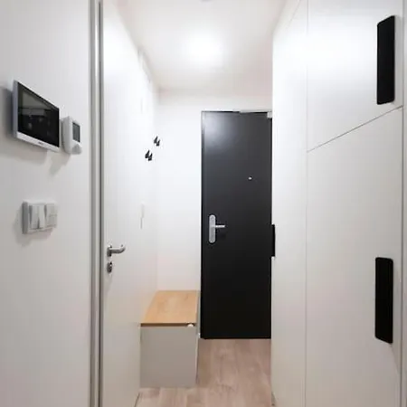 Tiny Flat, 1gb Wifi, Smart Tv, Air Condition * Прага